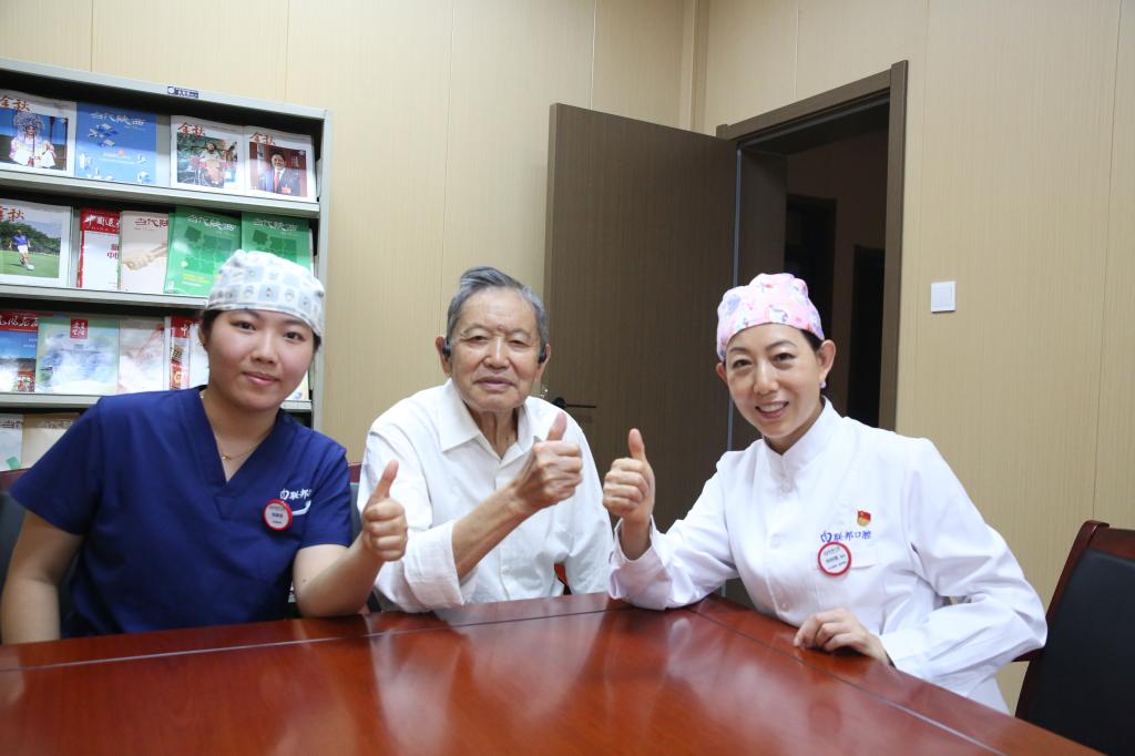 西安聯(lián)邦口腔醫(yī)院院長(zhǎng)鄧邦蓮博士冒雨送診上門 讓89歲軍休干部重現(xiàn)笑容顏