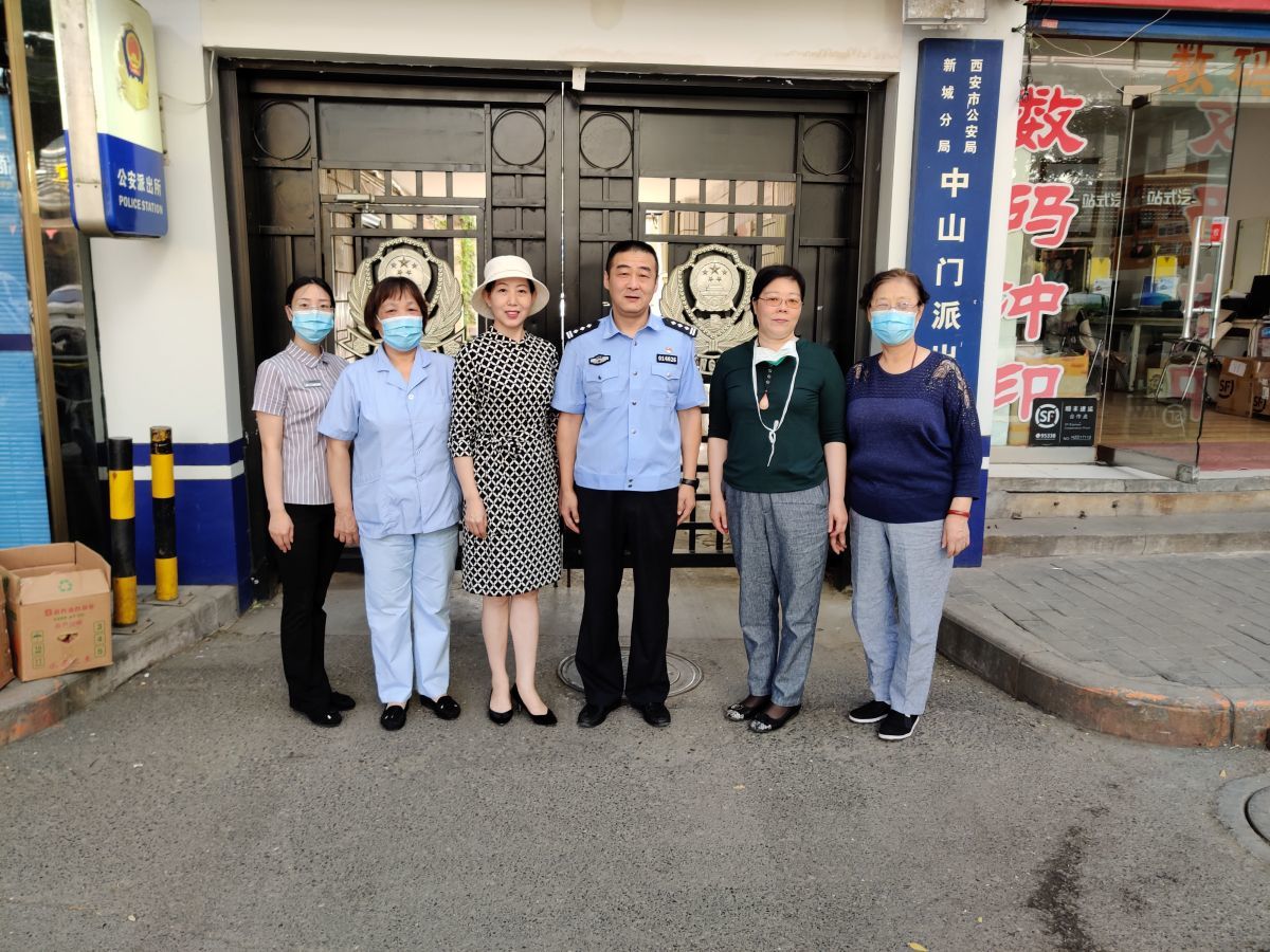 鄧邦蓮代表慰問一線民警